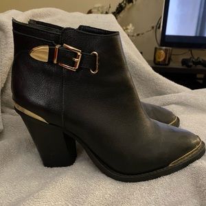 Black and gold  Steven madden heeled boogies, size 7.5